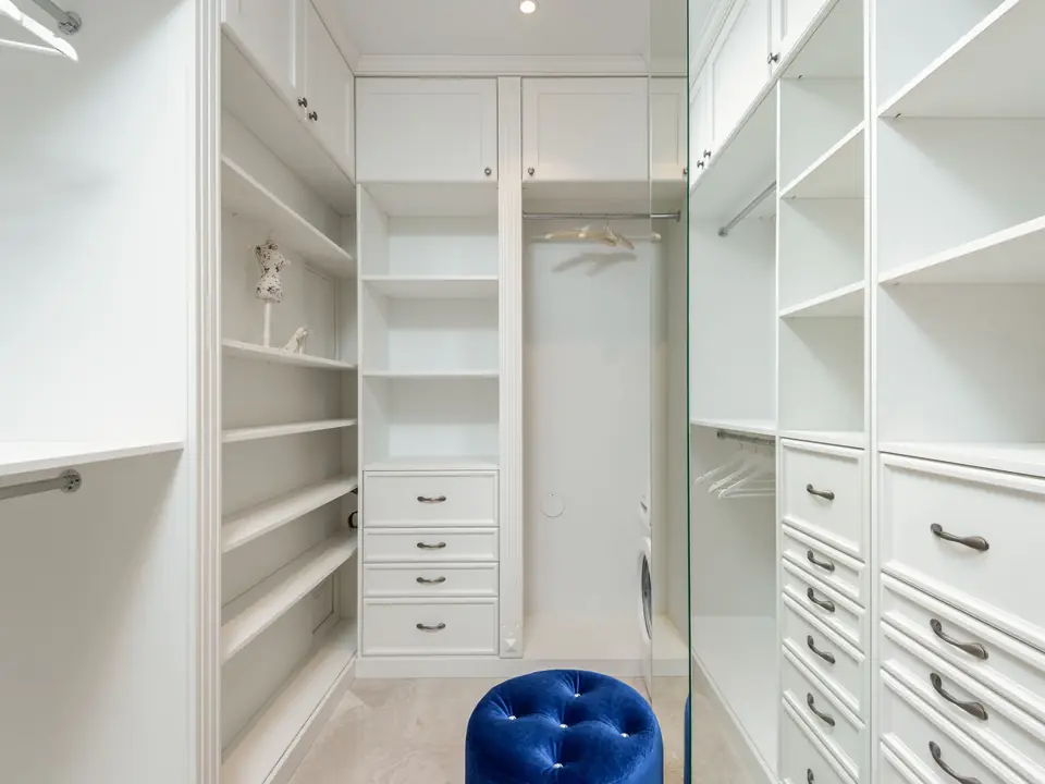 Bungalow wardrobes & TV wall